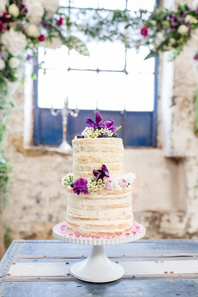 hochzeitstorte zweistöckig, mit Blaubeeren dekoriert