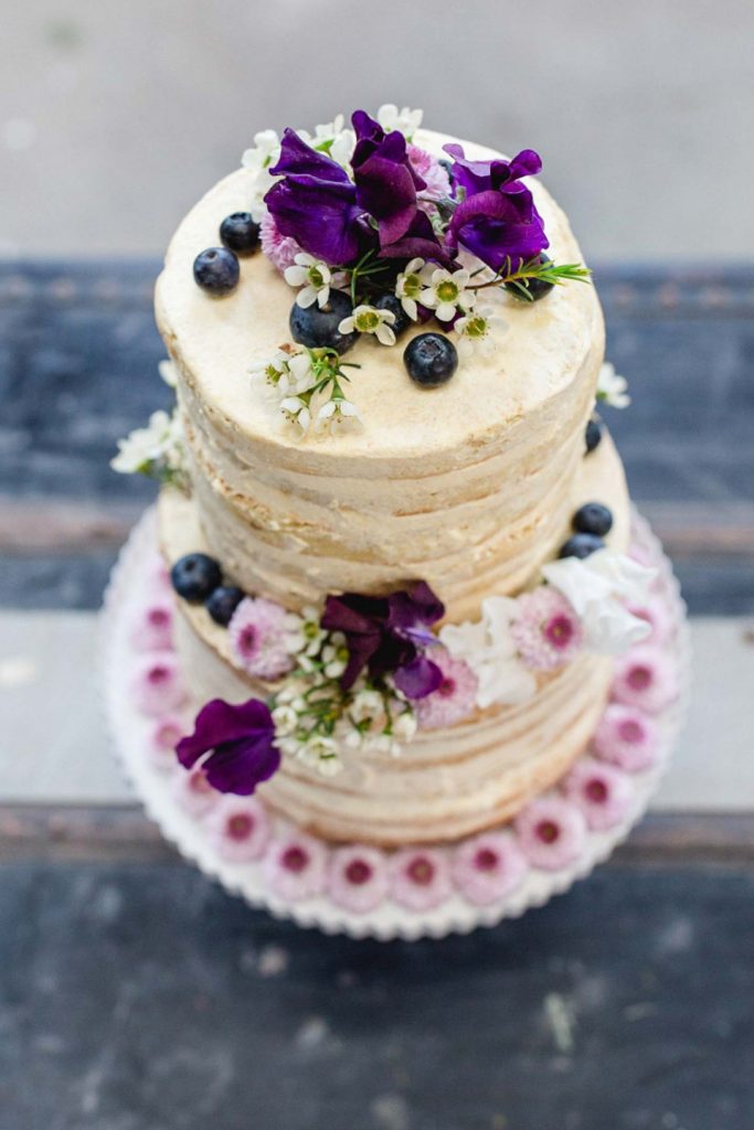 Hochzeitstorte mit Vergissmeinnicht und Blaubeeren, zweistöckig