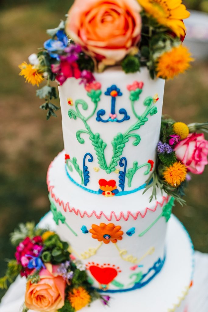 dreistöckige Hochzeitstorte mit buntem Spritzmuster