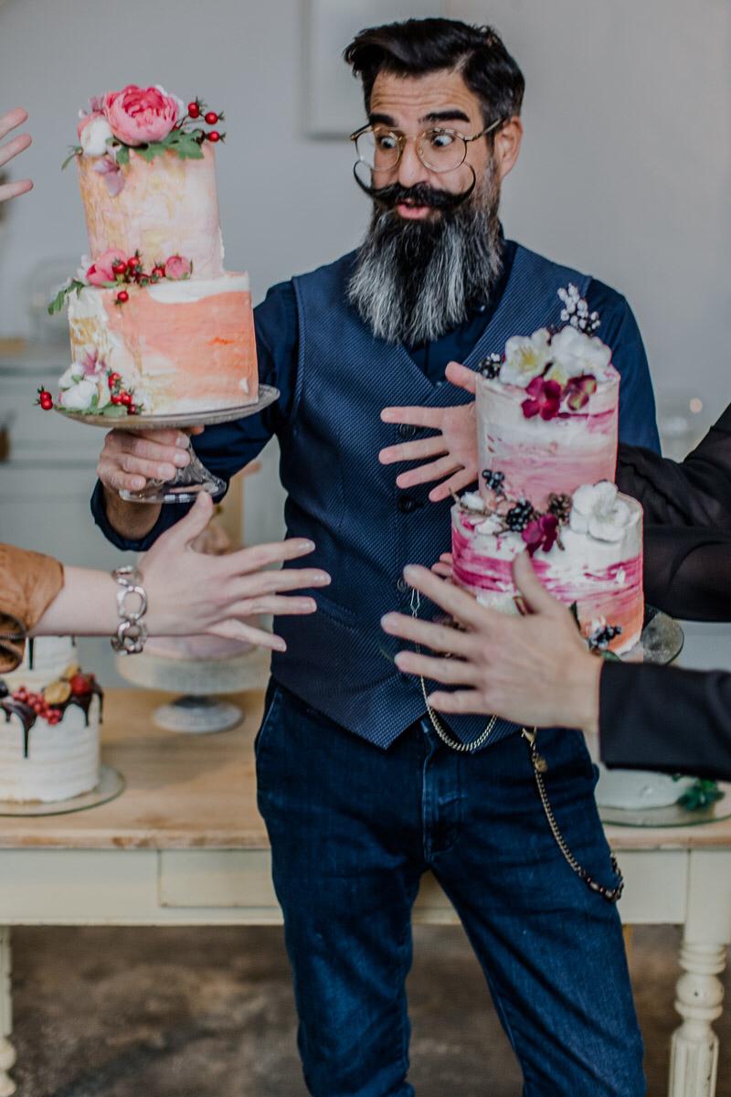 Konditormeister Stefano Gallus vom Tortenatelier hält mehrere Hochzeitstorten in der Hand