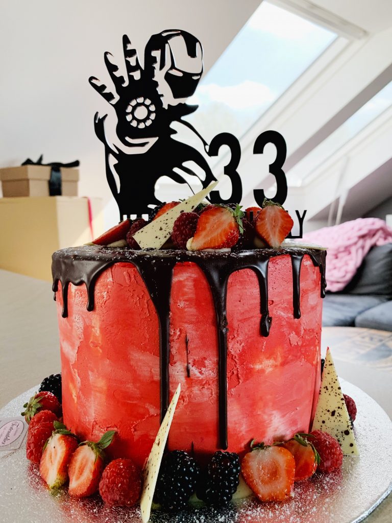 Iron Man Cake Topper auf roten Semi Naked Cake mit Drip Elemten
