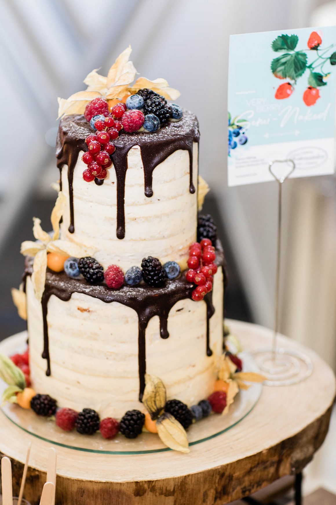 zweistöckiger dripcake auf holzscheibe