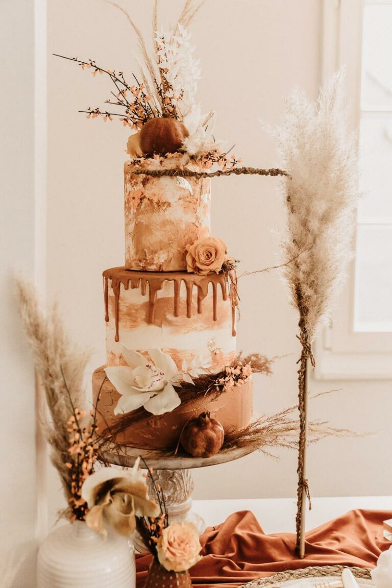 Dreistöckiger Drip Cake in Terrakotta und Dekoration aus Granatäpfeln