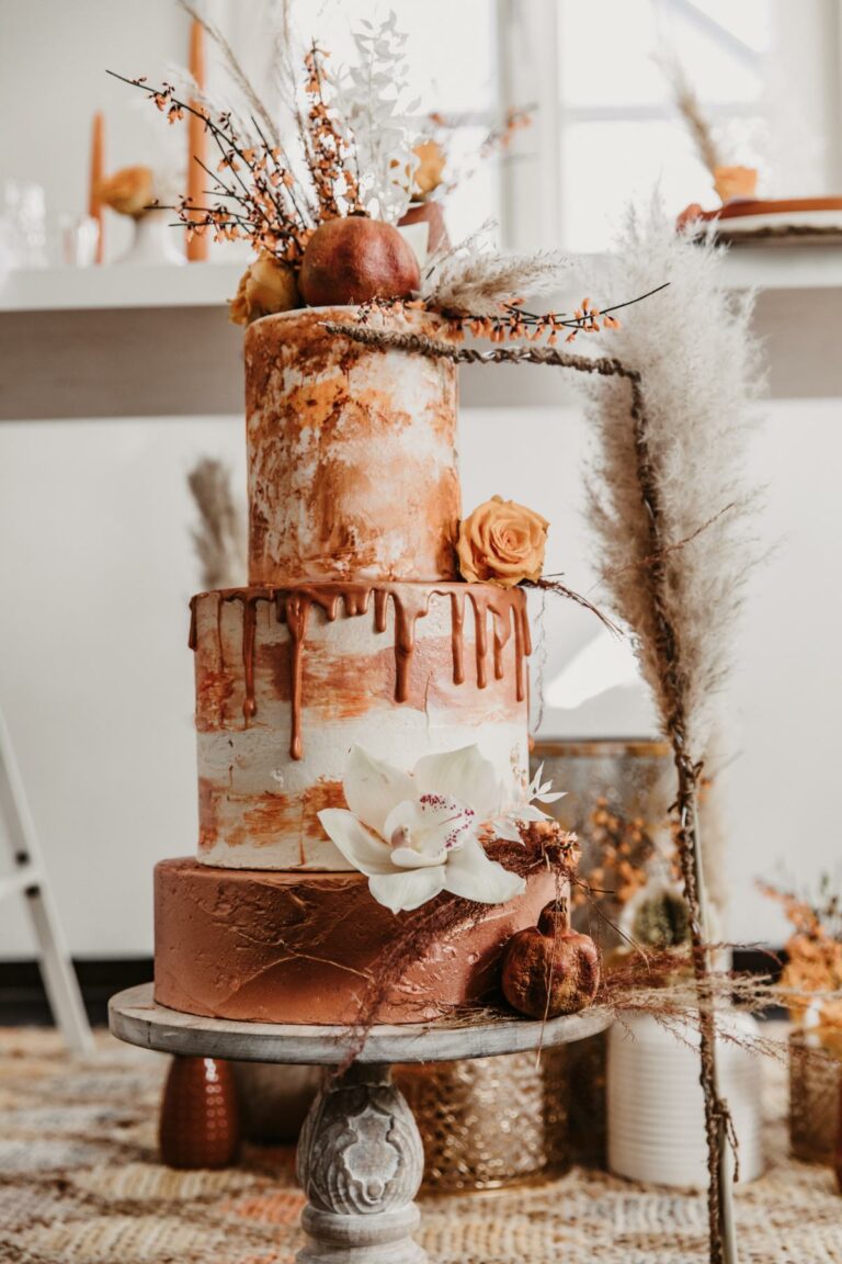 Dreistöckiger Drip Cake in Terrakotta und Dekoration aus Granatäpfeln