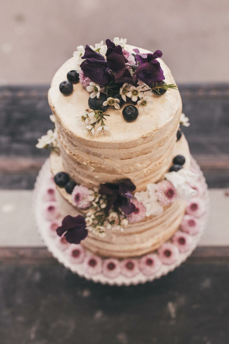 zweistöckiger NAked Cake mit lila Blumendekoration