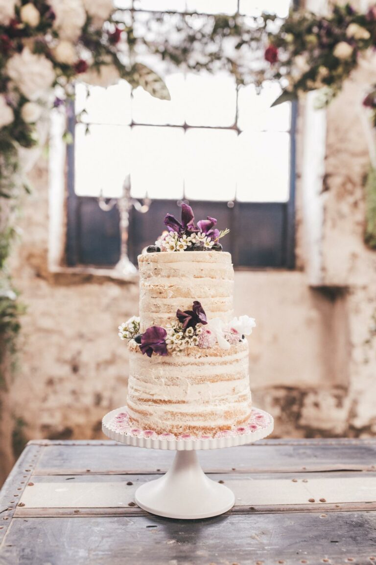zweistöckiger NAked Cake mit lila Blumendekoration