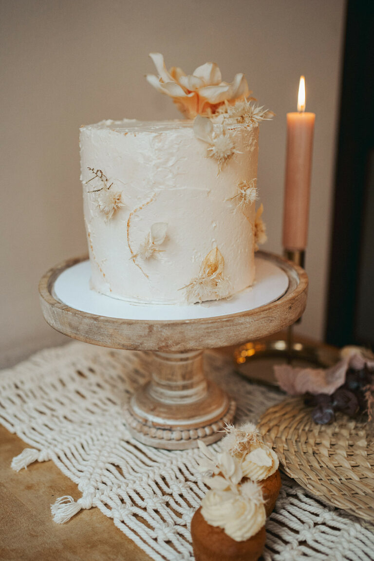 einstöckige eingestrichene Torte mit Goldapplikationen